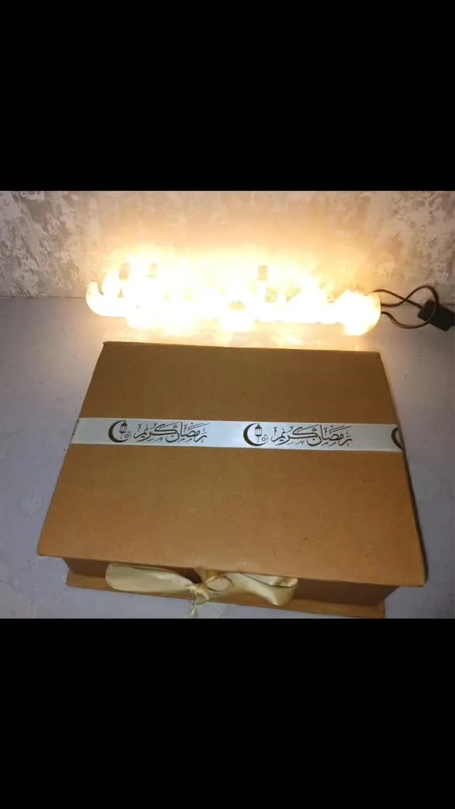 Share the blessings of Ramadan with this carefully selected gift box. It contains a decora image