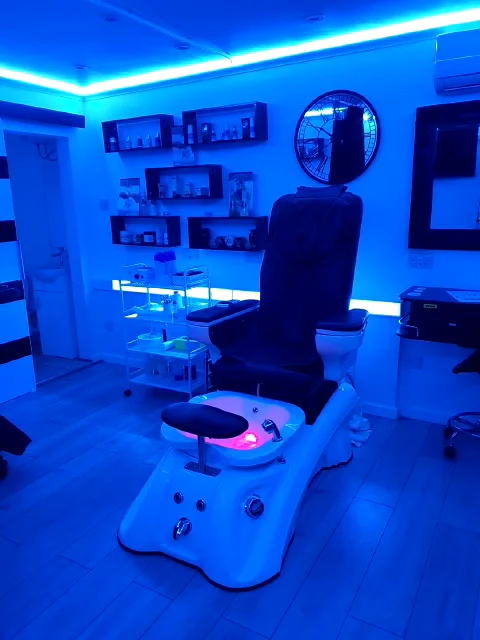 Hair Colour & Highlights image