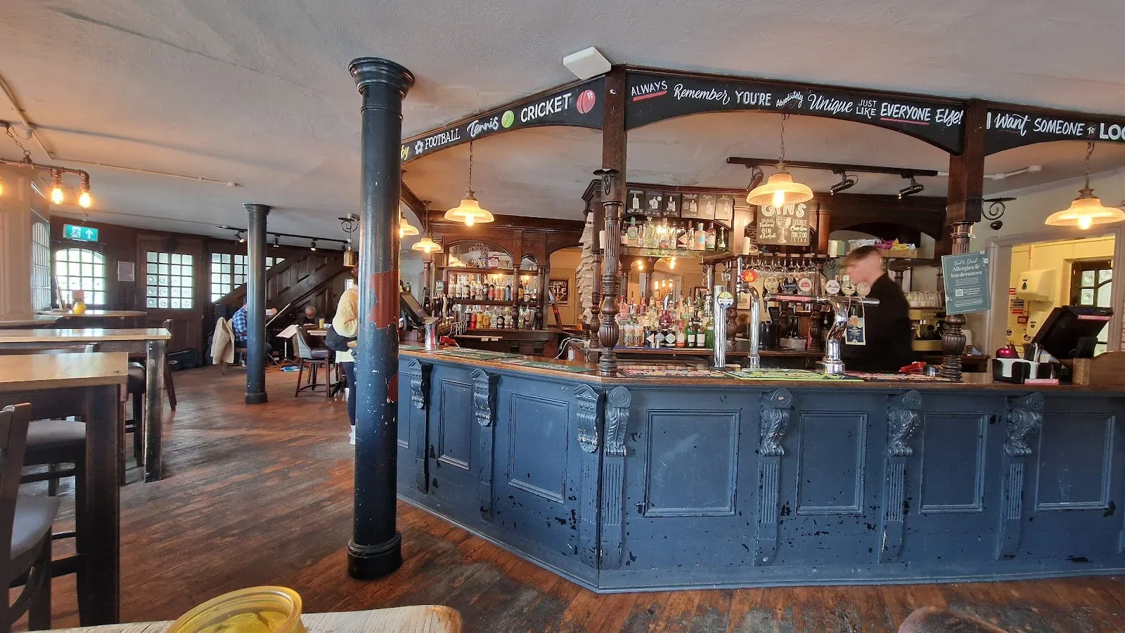 Dining & Bar Service image