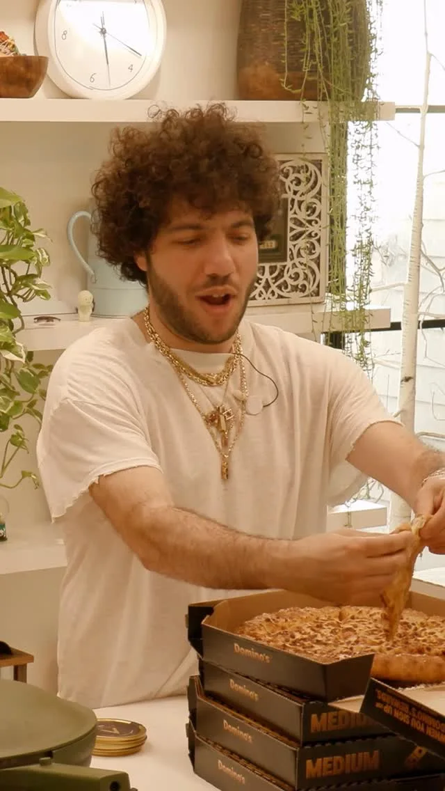 Do it like Dave. Create the perfect bite every time with Parmesan Stuffed Crust and Handma image